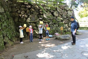 観光客に向け、懐古園の歴史にまつわるクイズを出題する児童たち