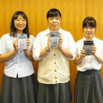 電卓競技に出場する３人。左から内田さん、小川さん、松本さん