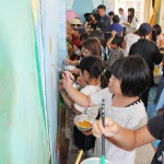 岩村田高美術班の協力で行った「壁画アート」。旧協和保育園舎の壁に子どもたちが思い思いに絵を描いた