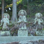 移転した３仏像。中央の仏像には「御岳山」、左には「三笠山」、右には「八海山」の刻字がある